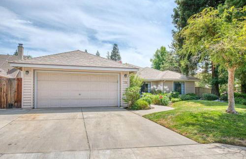 Stylish 3BR/2BA Retreat w/ Pool! Dream Getaway - Foto 38