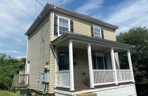 Walk to Hospital, Heart of Cville, Fenced backyard - Foto 1