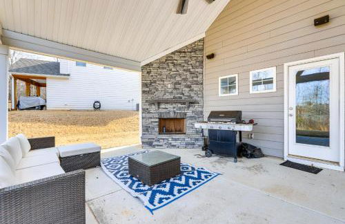 Patio with Fireplace Spacious Sharpsburg Home! - Foto 29
