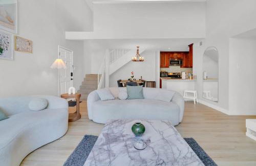 High Ceilings 3BR with Loft-2 Baths Pool & Jacuzzi - Foto 15