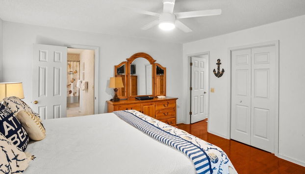 Sprawling Family Home Near Beaches With Fishing Dock & Beautiful Canal Views - Foto 4, Habitación