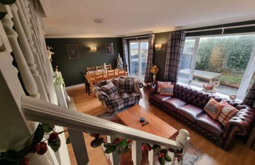 Spacious 4 Bed Holiday Home with Hot Tub & Parking near Matlock Peak District - Foto 8