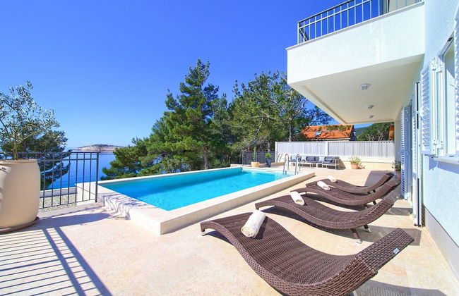 Villa in Cres With Sea Views & Pool - Foto 19