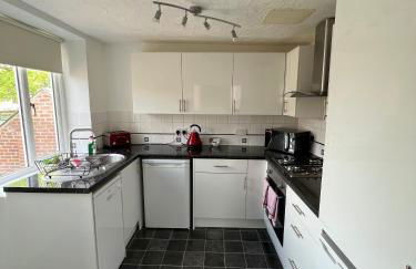 Stay in Yeovil Town Centre, Large 2 BD Apt With Parking, Sleeps 4 - Foto 7