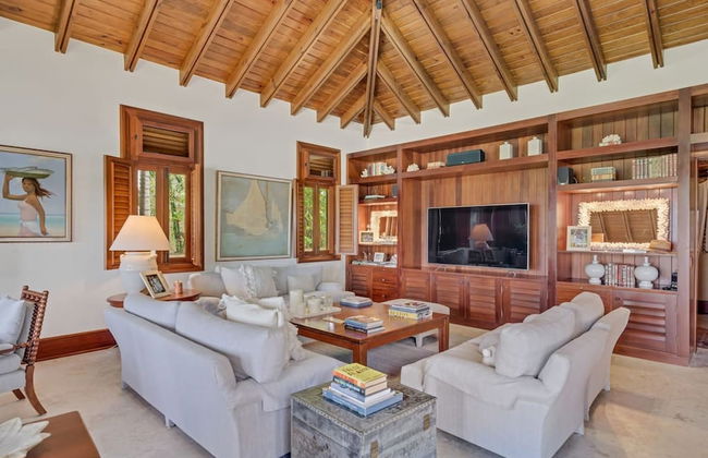 Magnificent Eight Bedroom Holiday Home - Photo 12