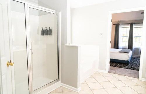 Spacious Vaulted 4BR Family Home Near Mall of GA Sleeps 12 - Foto 37