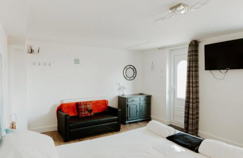 UPSIDE DOWN HOUSE - Sleeps up to 6 Guests - Great for Family and Friends Gatherings,Corporate events ,Near Sherwood Forest at Fairview Farm in Nottingham set in 88 acres - Foto 11