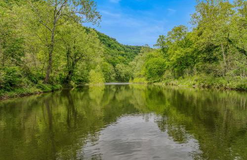 River Walk Cottage - Hot Tub - Pet Friendly - Swing - Screen Porch - River Access - Fire Pit - Wifi - Grill - Deck - King Bed - Foto 69