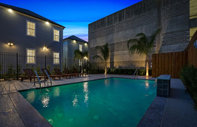 Stunning Modern and Fully-Upgraded 5 BR with Pool - Foto 30