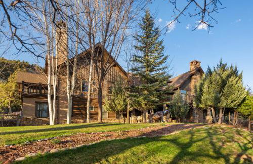 Luxe Artful Mountain Retreat with 4 King Suites, 8 Person Hot Tub and 3 Decks - Foto 34