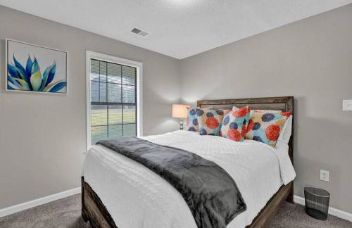 Glamorous 3BR 2BA house w/ large fenced backyard - Foto 18