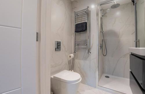 Stylish 2BR Apartment With Balcony Next To Station - Foto 12