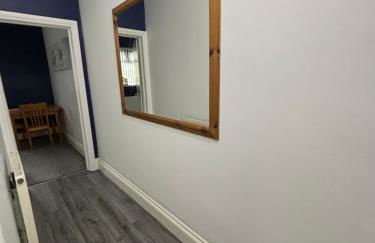 Garrick's Suite-Home away from Home- suitable for couples retreat, Contractors and NHS- free parking - Foto 12