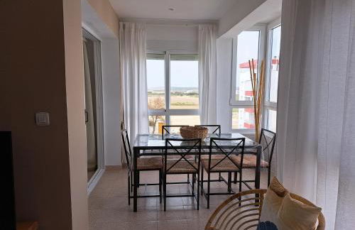 Ático primera línea de playa con vistas al Mar-Climatizado-Wifi-Parking-Solo familias - Foto 7