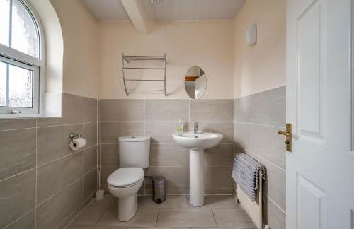 Stylish & spacious 3 bedroom entire house in Lisburn with parking - Foto 30