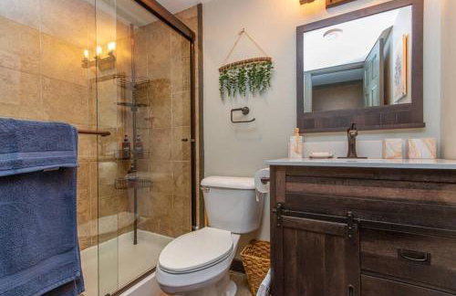 Gorgeous cabin 3bdrm/3bth, hot tub, fireplace, kid/pet friendly - Foto 39