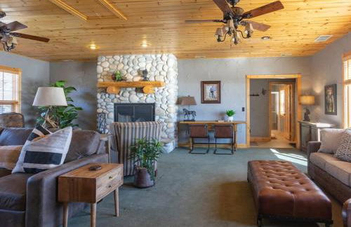 MAJESTIC VIEWS FAMILY LODGE with Large Deck - Photo 24