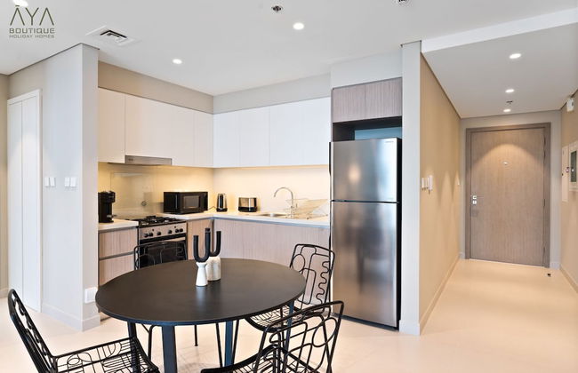 Aya - Elegant 1BR Apartment With Balcony and Creek Views - Photo 11