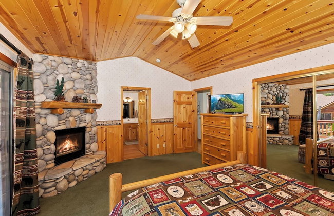 Teakwood Cozy Wood Cabin with Fireplace - Photo 16