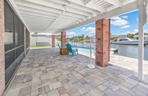 Waterfront home with pool and gameroom! - Foto 5