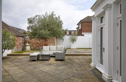 Double-Bed Bedroom, Living Room and Kitchenette, private Bathroom and Utility Room available at Willow House, Shepperton - Foto 32