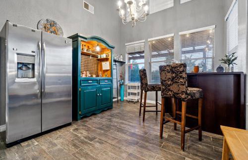 Entire Private Home with 5 Bedrooms 4 Bathrooms 3000 Sq ft Villa, Pool, Hot Tub, Nature, Garage, Winery, Available Now - Foto 16