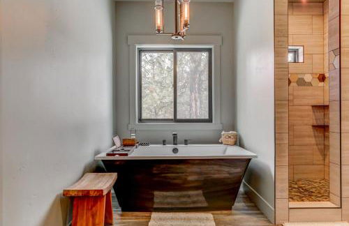 Camp 95 - Stunning Mountain Home - 4.5 Acres - Views - Hot Tub - Pet friendly - Private - Photo 22