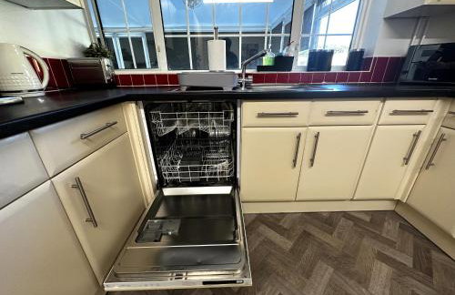 Kennedy Villa - 5 Bedroom House with Hot Tub, WiFi, Free parkings, Close to Bicester Village - Foto 26