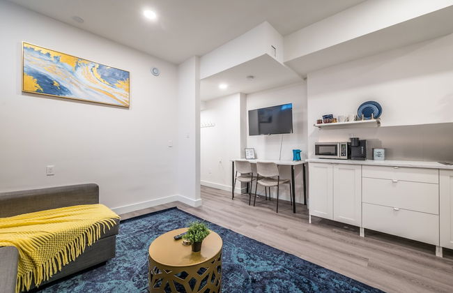 Spacious Newly Renovated 1 Bedroom Suite - Photo 12