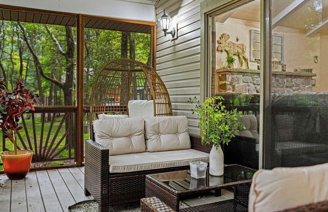 Frolic on Fern by Avantstay Enclosed Deck w/ Forest Views, Bar - Photo 9