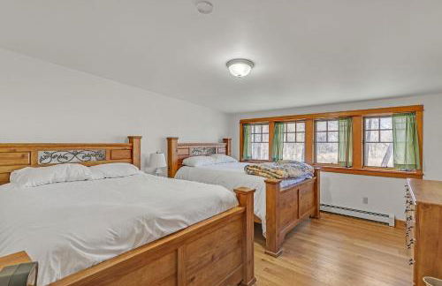 Charming Country 4BR Retreat with Riverfront Views cabin - Foto 15