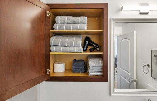 Softly Styled 1 King Sofa Bed Haven Frisco, TX - Foto 23