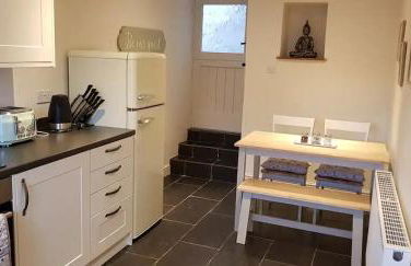 The Beautiful Bobbin - Premium Cottage with views, local walks, wood burner & pubs - Photo 25