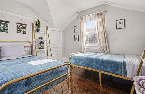 5-Bedroom Victorian Home Private Yard Sleeps 10 - Photo 12