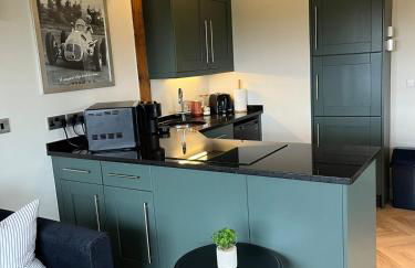 The Acorn Goodwood luxury lodge house 10 minute walk from Goodwood Festival of Speed - Foto 9