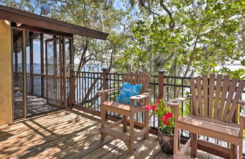 Riverfront Merritt Island Bungalow with Dock and Deck - Foto 15