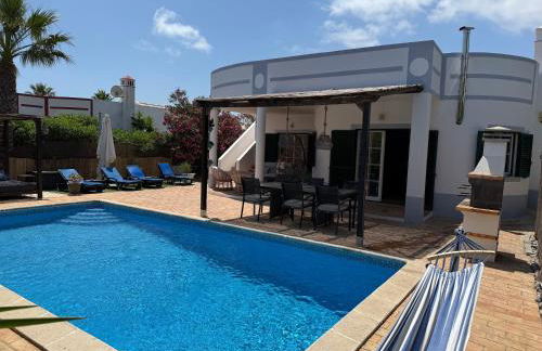 Spacious 3 bedroom villa with pool - Foto 1