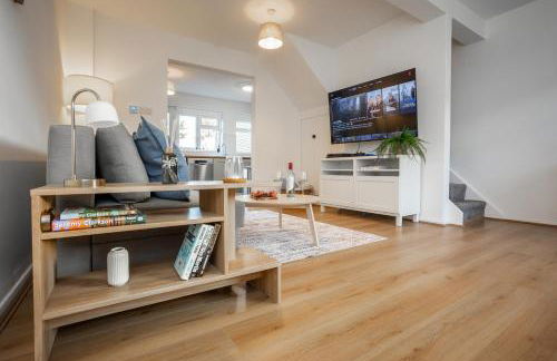 Doctors Lane- Modern 3 Bedroom Contractor Family House With Parking - Photo 3