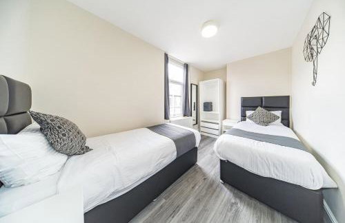 RYAN AIR I BNB - Huge 4 Bedroom House with Free Parking - Foto 24