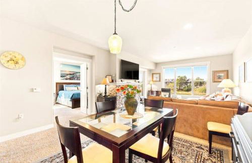 Seaside Waterfront condo walking to downtown and beach - Foto 27