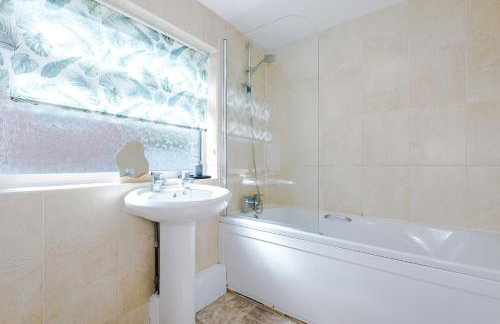 NEW! Spacious 3-Bed Home in Newcastle-under-Lyme by 53 Degrees Property, Ideal for Business, FREE Parking! - Foto 35