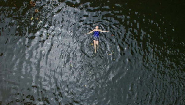 Nadando en las cataratas de Regalía