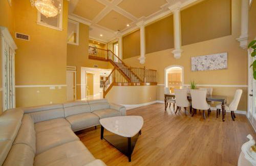 Resort-Style Oasis Expansive Riverside Mansion - Foto 6