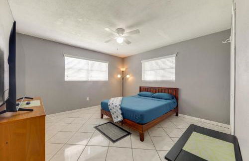 Fenced-In Yard Home 3 Mi to Hard Rock Stadium! - Photo 14