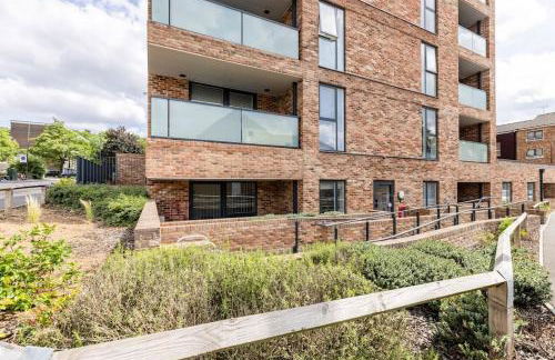 Stylish & Comfortable Top-Floor Flat in Harrow - Photo 24