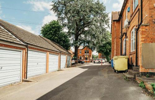 Spacious and Bright 2 Bedroom Ground Floor Apartment 5 min walk from town centre with Free Parking Business and Leisure by Jesswood Properties - Foto 12