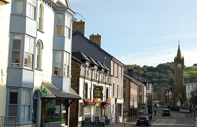 CLOCK TOWER APARTMENTS - Photo 36
