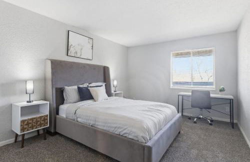 Cozy, modern apartment with bright interiors - Photo 1