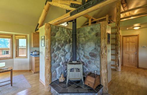 Quiet Trego Resort Home with Lake, Pavilion and Trails - Foto 7