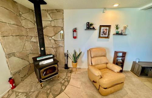 Epic Views, Huge House, Acres of J-Trees to explore, Hot Tub, Pool, AC, and Mini-Golf - Foto 24